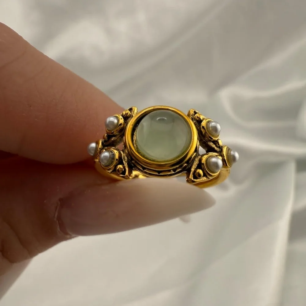 Vintage Elegant Gold and Green Stone Adjustable Ring